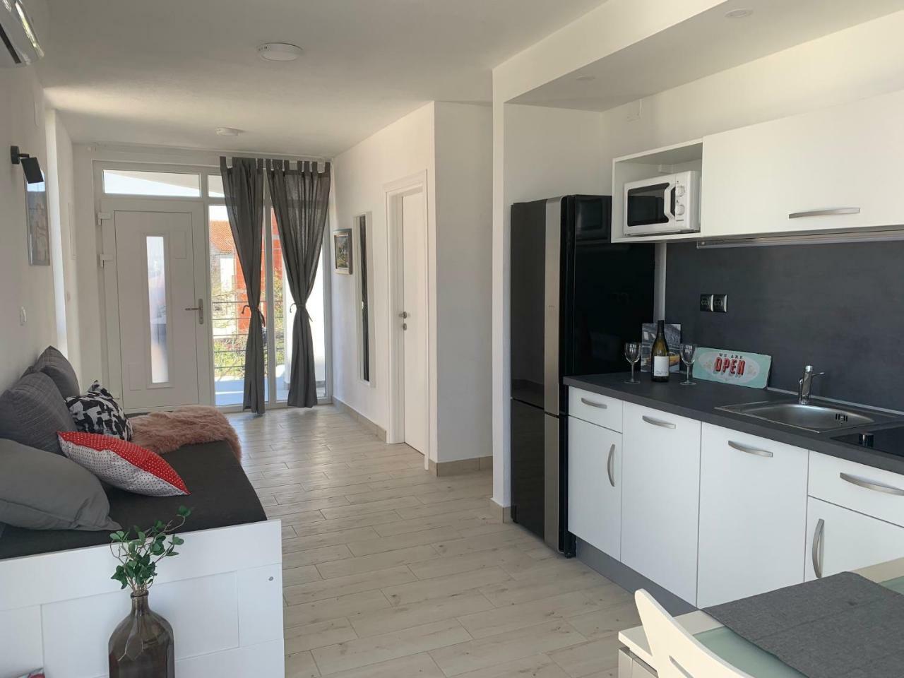 Modern Apartments Day 시베니크 외부 사진
